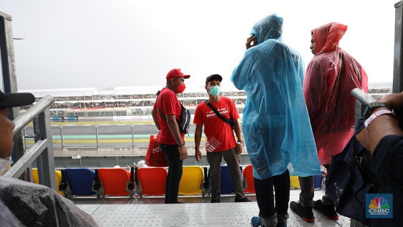 Penonton MotoGP di Pertamina Mandalika International Street Circuit, Minggu (20/3/2022). (CNBC Indonesia/ Tri Susilo)