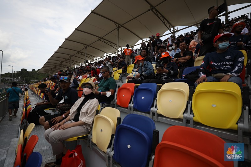 Penonton MotoGP di Pertamina Mandalika International Street Circuit, Minggu (20/3/2022). Penonton MotoGP di Pertamina Mandalika International Street Circuit, Minggu (20/3/2022). (CNBC Indonesia/ Tri Susilo)