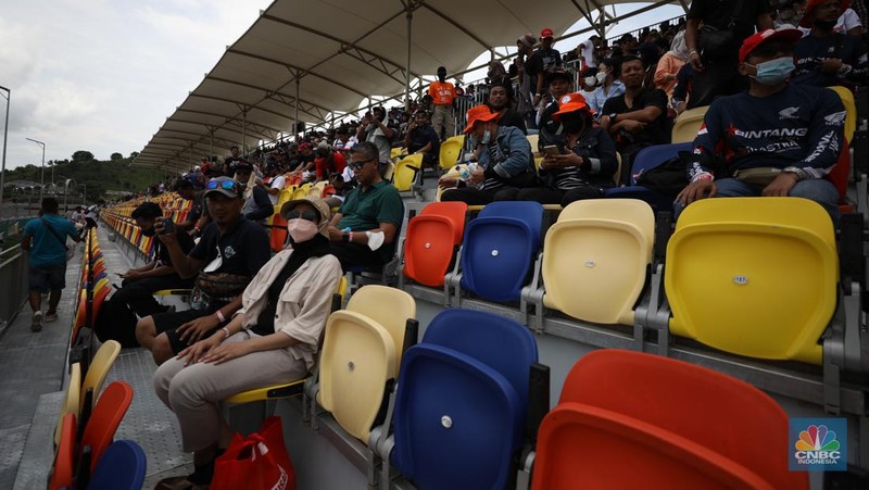 Penonton MotoGP di Pertamina Mandalika International Street Circuit, Minggu (20/3/2022). (CNBC Indonesia/ Tri Susilo)