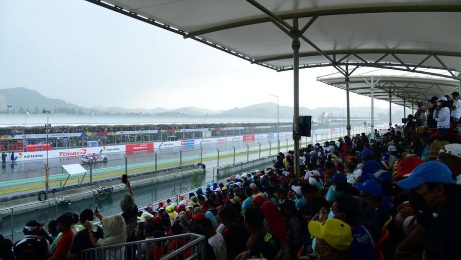 Penonton MotoGP dii Pertamina Mandalika International Street Circuit, Minggu (20/3/2022). (Foto: Laily Rachev - Biro Pers Sekretariat Presiden)