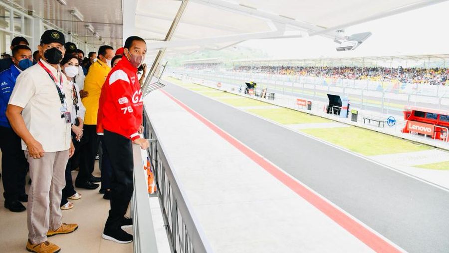 Presiden Joko Widodo dan Ibu Iriana Joko Widodo tiba di Pertamina Mandalika International Street Circuit, Minggu (20/3/2022). (Foto: Laily Rachev - Biro Pers Sekretariat Presiden)