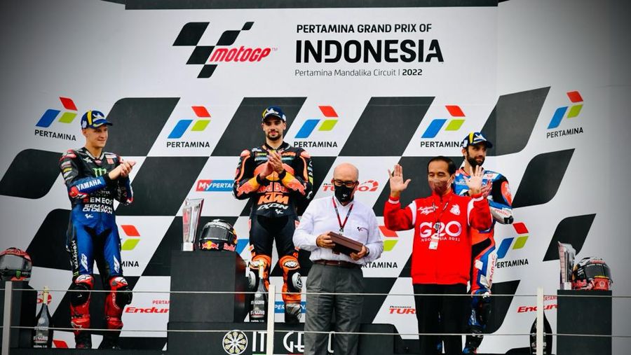 Presiden Joko Widodo (Jokowi) memberikan piala kepada pemenang MotoGP Indonesia 2022 yaitu Miguel Oliveira, kemudian Fabio Quartararo menempati urutan kedua dan Johann Zarco yang menempati urutan ketiga, Minggu 20 Maret 2022. (Foto: Laily Rachev - Biro Pers Sekretariat Presiden)
