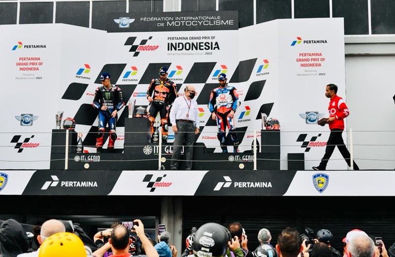 Presiden Joko Widodo (Jokowi) memberikan piala kepada pemenang MotoGP Indonesia 2022 yaitu Miguel Oliveira, kemudian Fabio Quartararo menempati urutan kedua dan Johann Zarco yang menempati urutan ketiga, Minggu 20 Maret 2022. (Foto: Laily Rachev - Biro Pers Sekretariat Presiden)