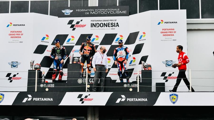 Presiden Joko Widodo (Jokowi) memberikan piala kepada pemenang MotoGP Indonesia 2022 yaitu Miguel Oliveira, kemudian Fabio Quartararo menempati urutan kedua dan Johann Zarco yang menempati urutan ketiga, Minggu 20 Maret 2022. (Foto: Laily Rachev - Biro Pers Sekretariat Presiden)