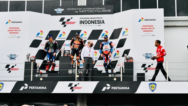 Presiden Joko Widodo (Jokowi) memberikan piala kepada pemenang MotoGP Indonesia 2022 yaitu Miguel Oliveira, kemudian Fabio Quartararo menempati urutan kedua dan Johann Zarco yang menempati urutan ketiga, Minggu 20 Maret 2022. (Foto: Laily Rachev - Biro Pers Sekretariat Presiden)