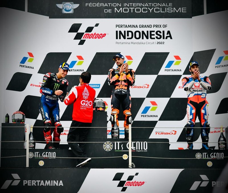 Presiden Joko Widodo (Jokowi) memberikan piala kepada pemenang MotoGP Indonesia 2022 Presiden Joko Widodo (Jokowi) memberikan piala kepada pemenang MotoGP Indonesia 2022 yaitu Miguel Oliveira, kemudian Fabio Quartararo menempati urutan kedua dan Johann Zarco yang menempati urutan ketiga, Minggu 20 Maret 2022. (Foto: Laily Rachev - Biro Pers Sekretariat Presiden)