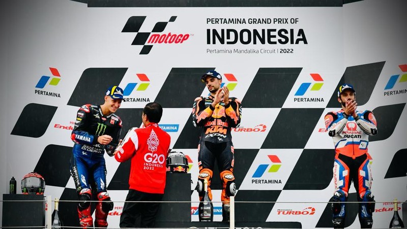Presiden Joko Widodo (Jokowi) memberikan piala kepada pemenang MotoGP Indonesia 2022 yaitu Miguel Oliveira, kemudian Fabio Quartararo menempati urutan kedua dan Johann Zarco yang menempati urutan ketiga, Minggu 20 Maret 2022. (Foto: Laily Rachev - Biro Pers Sekretariat Presiden)