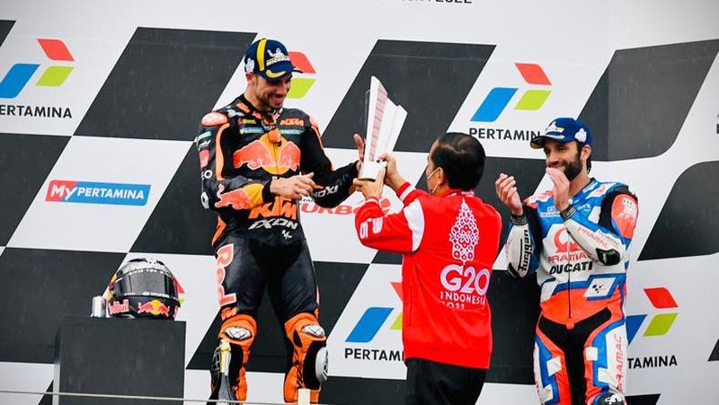 Presiden Joko Widodo (Jokowi) memberikan piala kepada pemenang MotoGP Indonesia 2022 yaitu Miguel Oliveira, kemudian Fabio Quartararo menempati urutan kedua dan Johann Zarco yang menempati urutan ketiga, Minggu 20 Maret 2022. (Foto: Laily Rachev - Biro Pers Sekretariat Presiden)