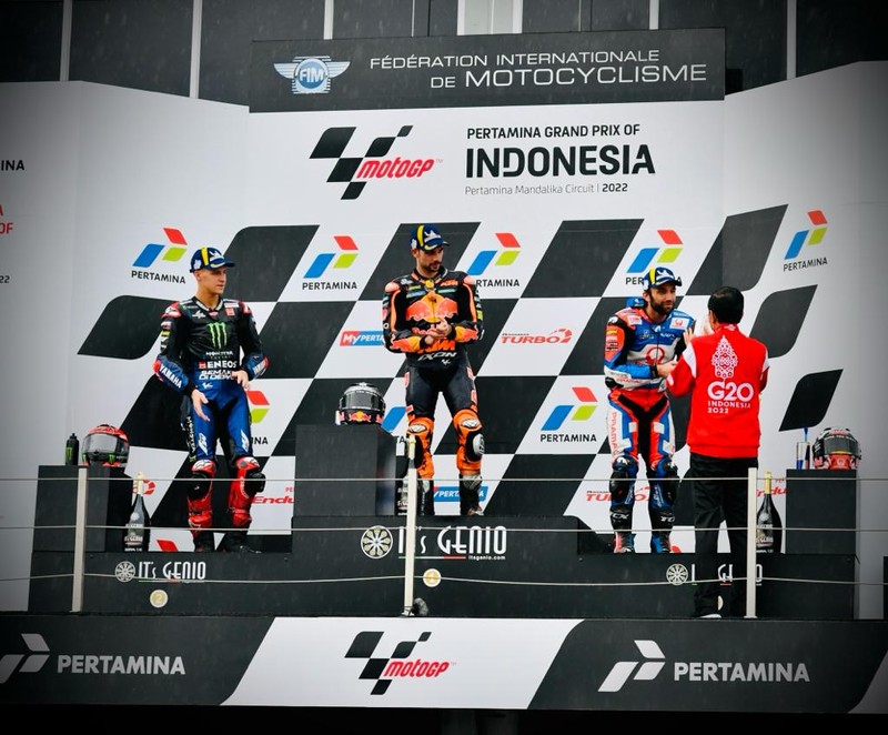 Presiden Joko Widodo (Jokowi) memberikan piala kepada pemenang MotoGP Indonesia 2022 yaitu Miguel Oliveira, kemudian Fabio Quartararo menempati urutan kedua dan Johann Zarco yang menempati urutan ketiga, Minggu 20 Maret 2022. (Foto: Laily Rachev - Biro Pers Sekretariat Presiden)
