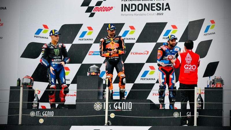 Presiden Joko Widodo (Jokowi) memberikan piala kepada pemenang MotoGP Indonesia 2022 yaitu Miguel Oliveira, kemudian Fabio Quartararo menempati urutan kedua dan Johann Zarco yang menempati urutan ketiga, Minggu 20 Maret 2022. (Foto: Laily Rachev - Biro Pers Sekretariat Presiden)