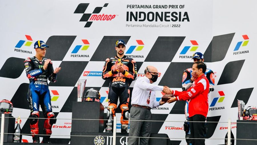 Presiden Joko Widodo (Jokowi) memberikan piala kepada pemenang MotoGP Indonesia 2022 yaitu Miguel Oliveira, kemudian Fabio Quartararo menempati urutan kedua dan Johann Zarco yang menempati urutan ketiga, Minggu 20 Maret 2022. (Foto: Laily Rachev - Biro Pers Sekretariat Presiden)
