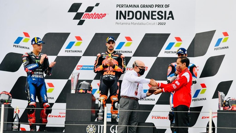 Presiden Joko Widodo (Jokowi) memberikan piala kepada pemenang MotoGP Indonesia 2022 yaitu Miguel Oliveira, kemudian Fabio Quartararo menempati urutan kedua dan Johann Zarco yang menempati urutan ketiga, Minggu 20 Maret 2022. (Foto: Laily Rachev - Biro Pers Sekretariat Presiden)