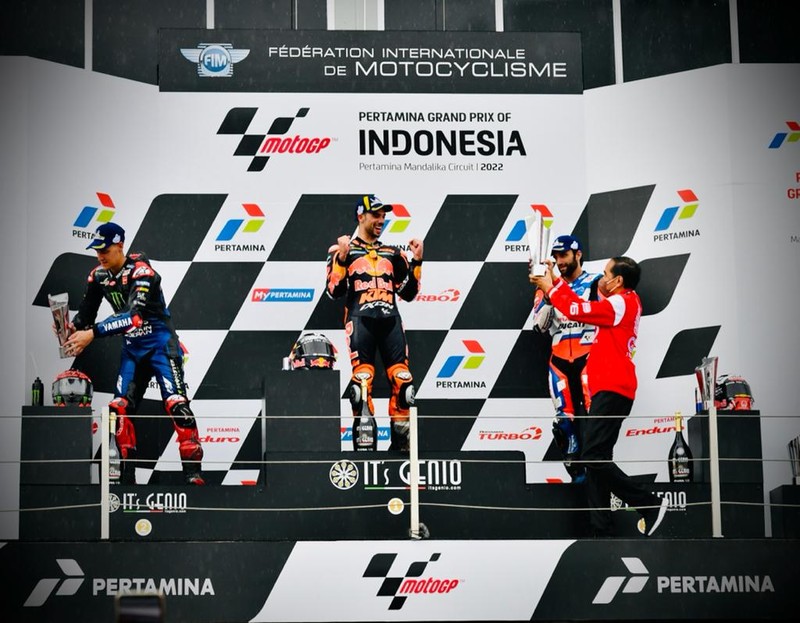Presiden Joko Widodo (Jokowi) memberikan piala kepada pemenang MotoGP Indonesia 2022 yaitu Miguel Oliveira, kemudian Fabio Quartararo menempati urutan kedua dan Johann Zarco yang menempati urutan ketiga, Minggu 20 Maret 2022. (Foto: Laily Rachev - Biro Pers Sekretariat Presiden)