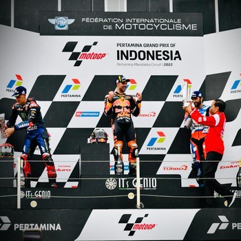 Jokowi dan Bos Dorna Beri Tropi Juara MotoGP Mandalika 2022