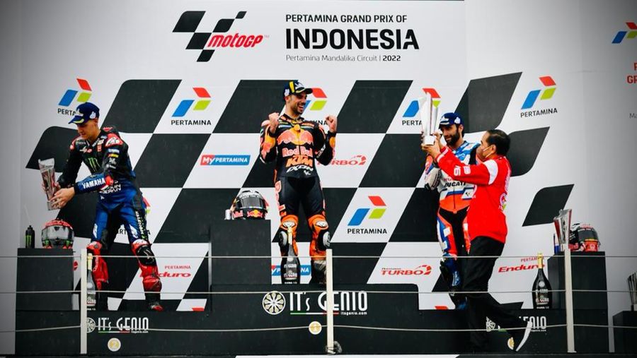 Presiden Joko Widodo (Jokowi) memberikan piala kepada pemenang MotoGP Indonesia 2022 yaitu Miguel Oliveira, kemudian Fabio Quartararo menempati urutan kedua dan Johann Zarco yang menempati urutan ketiga, Minggu 20 Maret 2022. (Foto: Laily Rachev - Biro Pers Sekretariat Presiden)