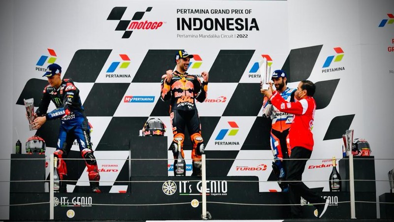 Presiden Joko Widodo (Jokowi) memberikan piala kepada pemenang MotoGP Indonesia 2022 yaitu Miguel Oliveira, kemudian Fabio Quartararo menempati urutan kedua dan Johann Zarco yang menempati urutan ketiga, Minggu 20 Maret 2022. (Foto: Laily Rachev - Biro Pers Sekretariat Presiden)