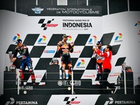 Jokowi dan Bos Dorna Beri Tropi Juara MotoGP Mandalika 2022