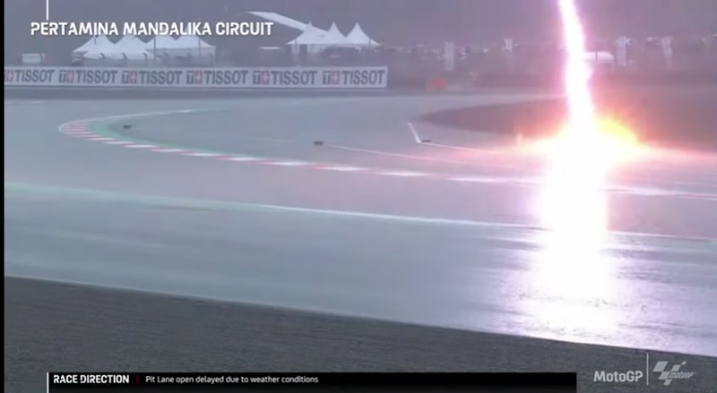 Momen pembalap Spanyol Marc Marquez crash saat sesi pemanasa MotoGP Mandalika di Pertamina Mandalika International Street Circuit, Minggu (20/3/2022). Momen pembalap Spanyol Marc Marquez crash saat sesi pemanasa MotoGP Mandalika di Pertamina Mandalika International Street Circuit, Minggu (20/3/2022). (Tangkapan Layar via Twitter @MotoGP)
