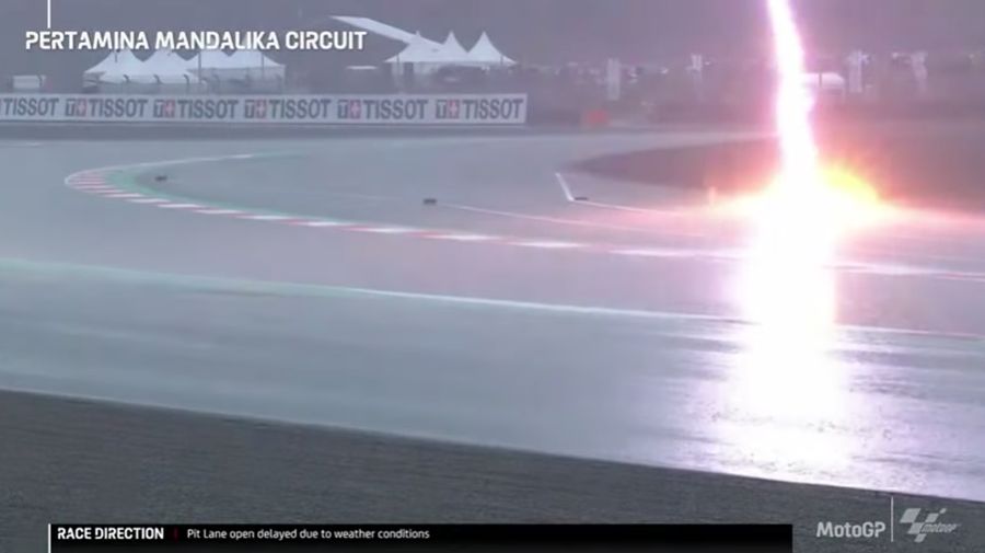Momen pembalap Spanyol Marc Marquez crash saat sesi pemanasa MotoGP Mandalika di Pertamina Mandalika International Street Circuit, Minggu (20/3/2022). (Tangkapan Layar via Twitter @MotoGP)