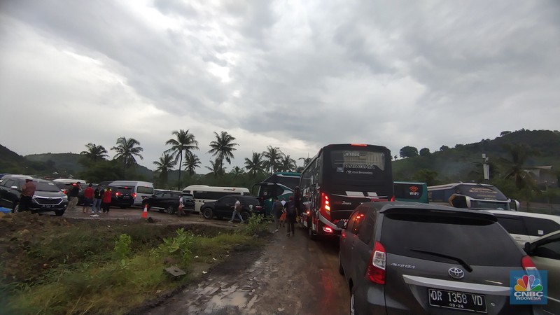 Suasana usai gelaran MotoGP di Pertamina Mandalika International Street Circuit, Mandalika, Lombok, Minggu (20/3/2022). (CNBC Indonesia/ Tri Susilo)