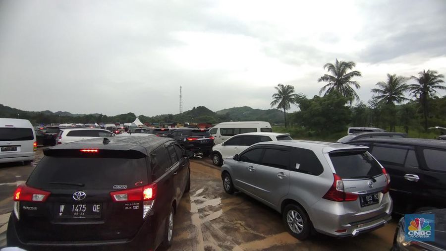 Suasana usai gelaran MotoGP di Pertamina Mandalika International Street Circuit, Mandalika, Lombok, Minggu (20/3/2022). (CNBC Indonesia/ Tri Susilo)
