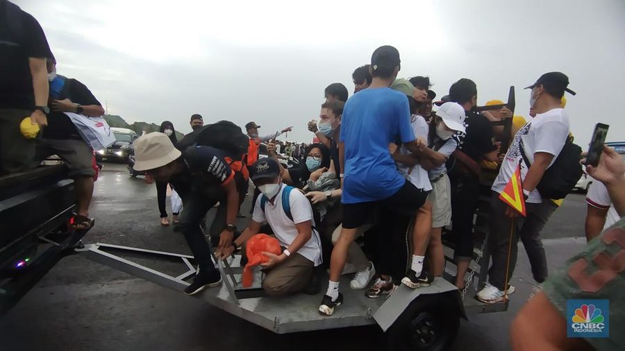Suasana usai gelaran MotoGP di Pertamina Mandalika International Street Circuit, Mandalika, Lombok, Minggu (20/3/2022). (CNBC Indonesia/ Tri Susilo)