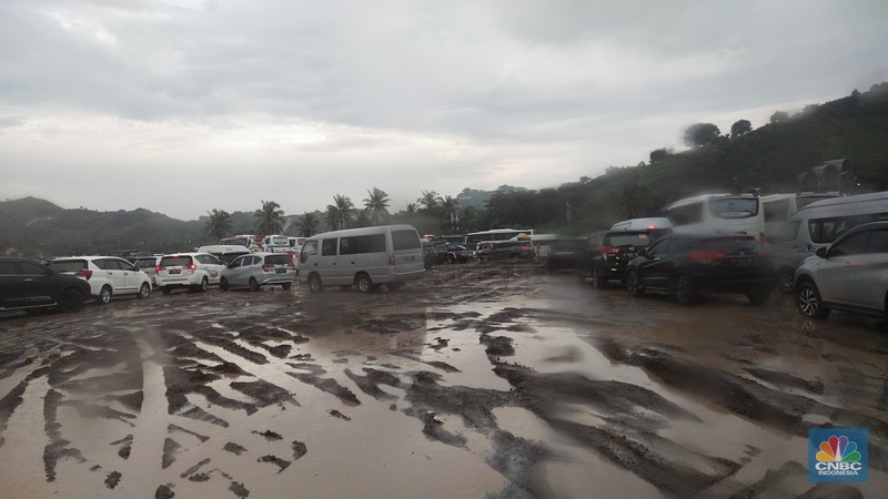 Suasana usai gelaran MotoGP di Pertamina Mandalika International Street Circuit, Mandalika, Lombok Suasana usai gelaran MotoGP di Pertamina Mandalika International Street Circuit, Mandalika, Lombok, Minggu (20/3/2022). (CNBC Indonesia/ Tri Susilo)