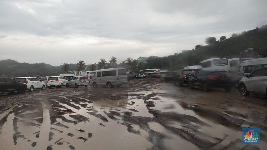 Suasana usai gelaran MotoGP di Pertamina Mandalika International Street Circuit, Mandalika, Lombok, Minggu (20/3/2022). (CNBC Indonesia/ Tri Susilo)