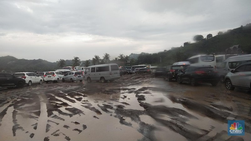 Suasana usai gelaran MotoGP di Pertamina Mandalika International Street Circuit, Mandalika, Lombok, Minggu (20/3/2022). (CNBC Indonesia/ Tri Susilo)