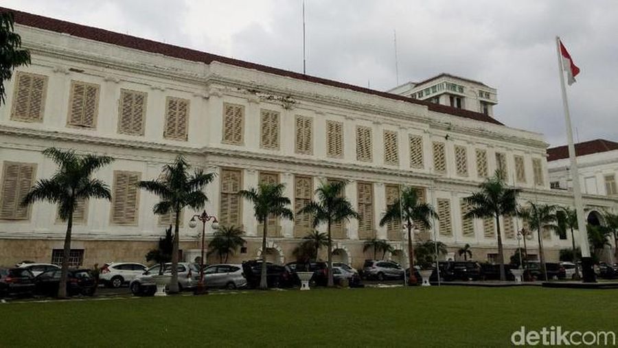 Gedung AA Maramis atau gedung Daendels di kompleks Kementerian Keuangan. (Sylke Febrina Laucereno/detikFinance)