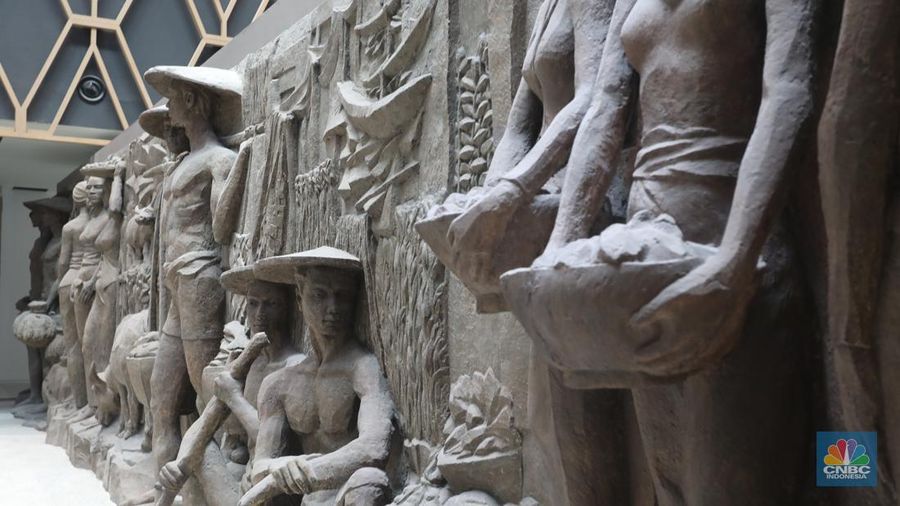 Pekerja beraktivitas di proyek revitalisasi Taman Mini Indonesia Indah (TMII) Jakarta Timur, Kamis (25/8/2022). Pemerintah mempercepat revitalisasi Taman Mini Indonesia Indah (TMII), objek wisata di Jakarta itu menjadi salah satu spot side event Konferensi Tingkat Tinggi (KTT) G20 di Bali pada bulan November 2022. (CNBC Indonesia/Tri Susilo)