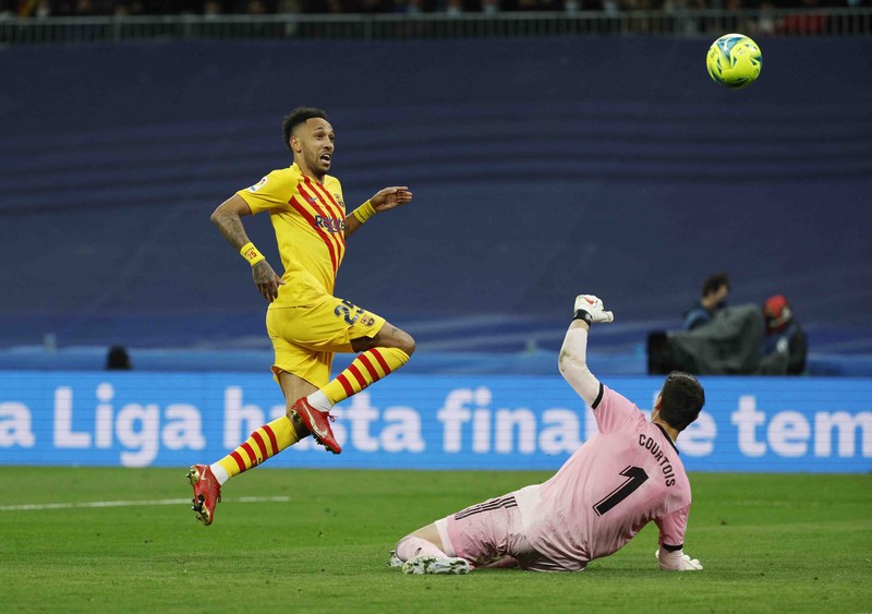 SOCCER-SPAIN-MAD-FCB/REPORT Soccer Football - LaLiga - Real Madrid v FC Barcelona - Santiago Bernabeu, Madrid, Spain - March 20, 2022
General view of the scoreboard after FC Barcelona's Pierre-Emerick Aubameyang scored their fourth goal REUTERS/Javier Barbancho