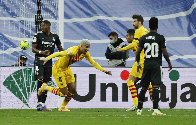 Soccer Football - LaLiga - Real Madrid v FC Barcelona - Santiago Bernabeu, Madrid, Spain - March 20, 2022
General view of the scoreboard after FC Barcelona's Pierre-Emerick Aubameyang scored their fourth goal REUTERS/Javier Barbancho