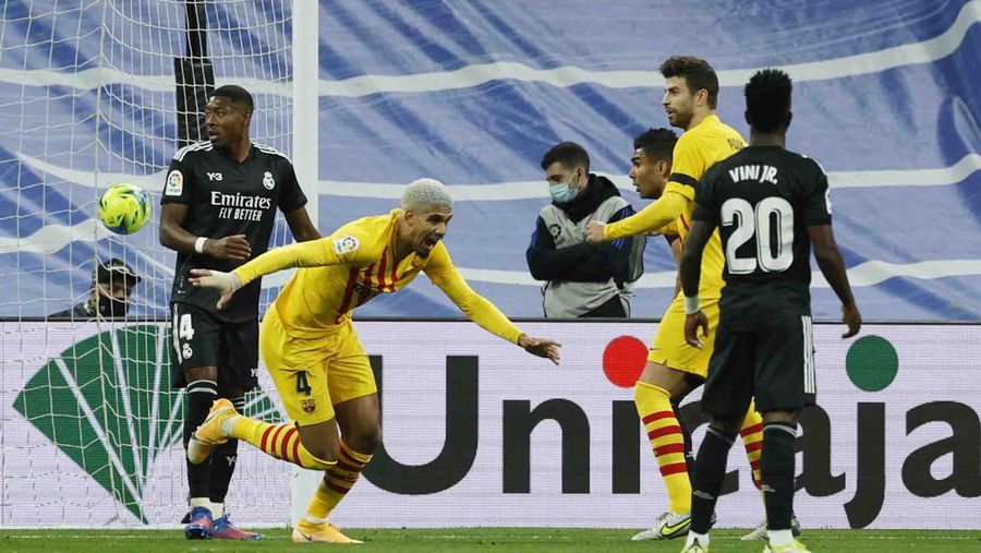 Soccer Football - LaLiga - Real Madrid v FC Barcelona - Santiago Bernabeu, Madrid, Spain - March 20, 2022
General view of the scoreboard after FC Barcelona's Pierre-Emerick Aubameyang scored their fourth goal REUTERS/Javier Barbancho