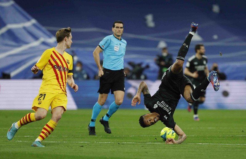 SOCCER-SPAIN-MAD-FCB/REPORT Soccer Football - LaLiga - Real Madrid v FC Barcelona - Santiago Bernabeu, Madrid, Spain - March 20, 2022
General view of the scoreboard after FC Barcelona's Pierre-Emerick Aubameyang scored their fourth goal REUTERS/Javier Barbancho