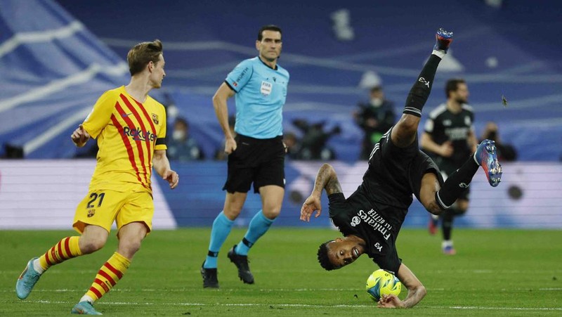 Soccer Football - LaLiga - Real Madrid v FC Barcelona - Santiago Bernabeu, Madrid, Spain - March 20, 2022
General view of the scoreboard after FC Barcelona's Pierre-Emerick Aubameyang scored their fourth goal REUTERS/Javier Barbancho