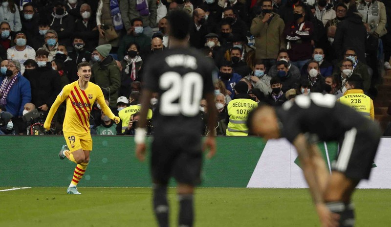 SOCCER-SPAIN-MAD-FCB/REPORT Soccer Football - LaLiga - Real Madrid v FC Barcelona - Santiago Bernabeu, Madrid, Spain - March 20, 2022
General view of the scoreboard after FC Barcelona's Pierre-Emerick Aubameyang scored their fourth goal REUTERS/Javier Barbancho