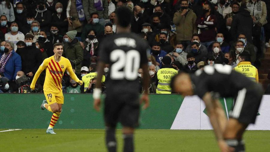 Soccer Football - LaLiga - Real Madrid v FC Barcelona - Santiago Bernabeu, Madrid, Spain - March 20, 2022
General view of the scoreboard after FC Barcelona's Pierre-Emerick Aubameyang scored their fourth goal REUTERS/Javier Barbancho