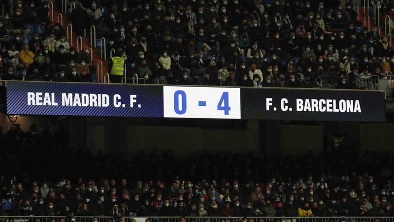 Soccer Football - LaLiga - Real Madrid v FC Barcelona - Santiago Bernabeu, Madrid, Spain - March 20, 2022
General view of the scoreboard after FC Barcelona's Pierre-Emerick Aubameyang scored their fourth goal REUTERS/Javier Barbancho