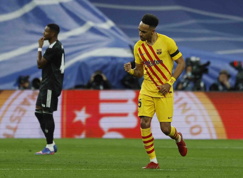 SOCCER-SPAIN-MAD-FCB/REPORT Soccer Football - LaLiga - Real Madrid v FC Barcelona - Santiago Bernabeu, Madrid, Spain - March 20, 2022
General view of the scoreboard after FC Barcelona's Pierre-Emerick Aubameyang scored their fourth goal REUTERS/Javier Barbancho
