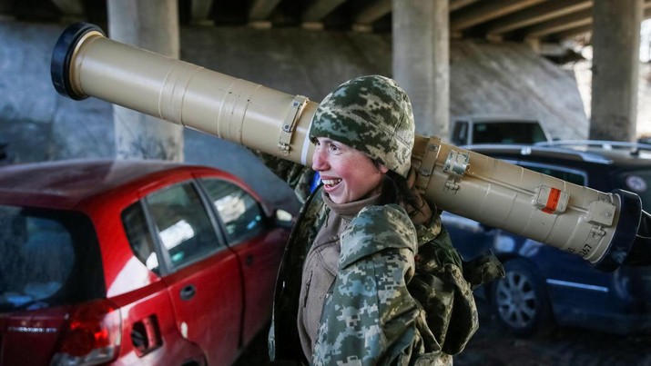 Tetiana Chornovol, former member of the Ukrainian Parliament, service member and operator of an anti-tank guided missile weapon system, carries an anti-tank missile at a position on the front line, amid Russia's invasion of Ukraine, in the Kyiv region, Ukraine March 20, 2022. REUTERS/Gleb Garanich