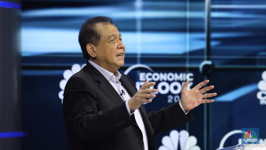 Chairman & Founder CT Corp, Chairul Tanjung memberikan opening remarks pada CNBC Indonesia Economic Outlook 2022. (CNBC Indonesia/ Tri Susilo)