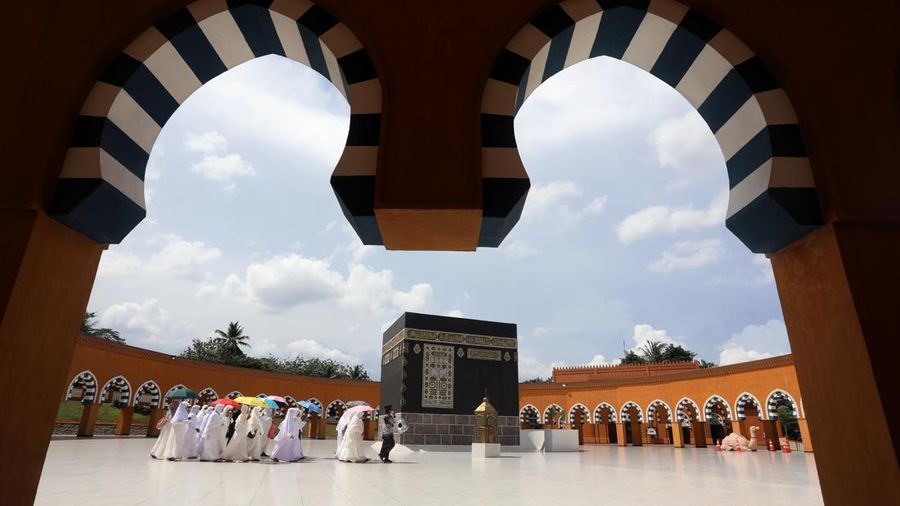 Sejumlah jamaah calon haji dan umroh mengikuti pelatihan manasik di Al Mahmudah Manasik Haji Training Centre (AMTC) Setu, Tangerang Selatan, Banten, Selasa (22/3/2022). (CNBC Indonesia/Andrean Kristianto)