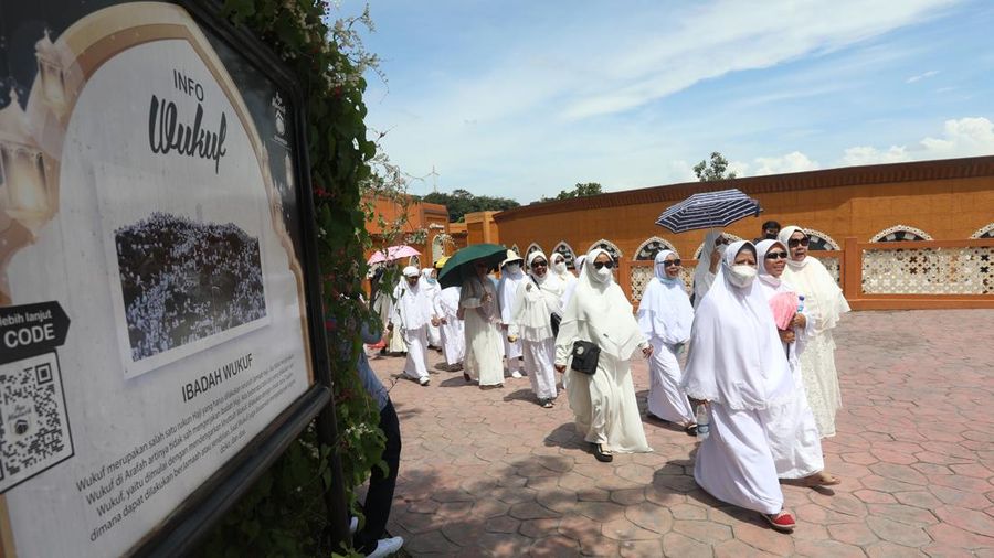Sejumlah jamaah calon haji dan umroh mengikuti pelatihan manasik di Al Mahmudah Manasik Haji Training Centre (AMTC) Setu, Tangerang Selatan, Banten, Selasa (22/3/2022). (CNBC Indonesia/Andrean Kristianto)