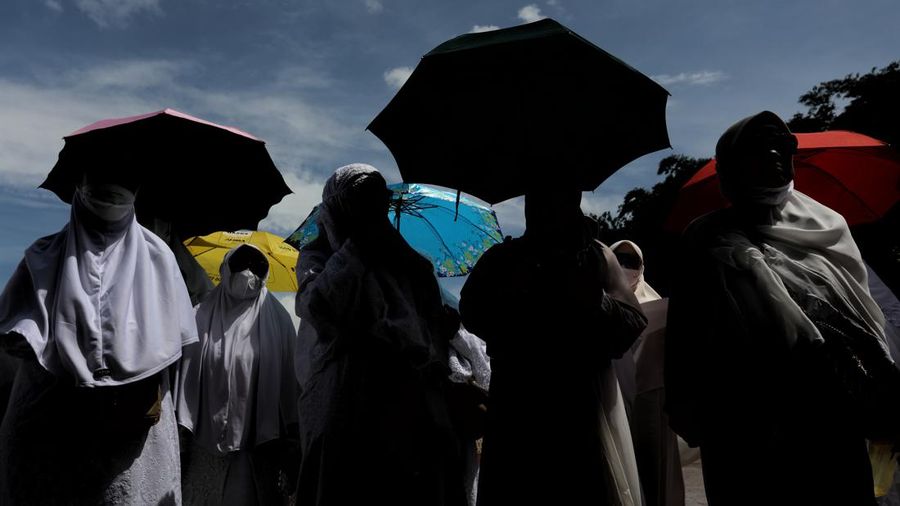 Sejumlah jamaah calon haji dan umroh mengikuti pelatihan manasik di Al Mahmudah Manasik Haji Training Centre (AMTC) Setu, Tangerang Selatan, Banten, Selasa (22/3/2022). (CNBC Indonesia/Andrean Kristianto)