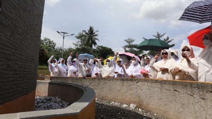 Sejumlah jamaah calon haji dan umroh mengikuti pelatihan manasik di Al Mahmudah Manasik Haji Training Centre (AMTC) Setu, Tangerang Selatan, Banten, Selasa (22/3/2022). (CNBC Indonesia/Andrean Kristianto)