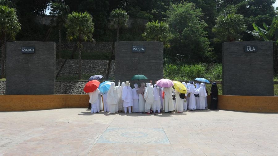 Sejumlah jamaah calon haji dan umroh mengikuti pelatihan manasik di Al Mahmudah Manasik Haji Training Centre (AMTC) Setu, Tangerang Selatan, Banten, Selasa (22/3/2022). (CNBC Indonesia/Andrean Kristianto)