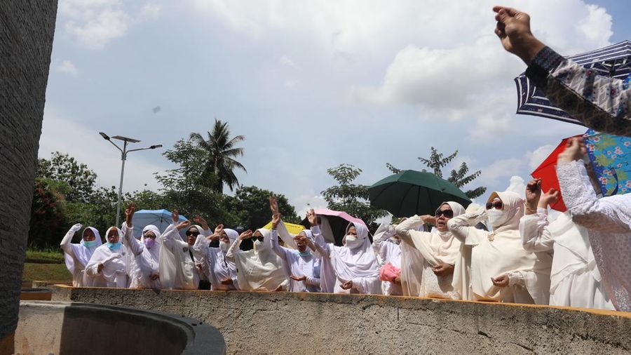 Sejumlah jamaah calon haji dan umroh mengikuti pelatihan manasik di Al Mahmudah Manasik Haji Training Centre (AMTC) Setu, Tangerang Selatan, Banten, Selasa (22/3/2022). (CNBC Indonesia/Andrean Kristianto)