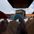 Sejumlah jamaah calon haji dan umroh mengikuti pelatihan manasik di Al Mahmudah Manasik Haji Training Centre (AMTC) Setu, Tangerang Selatan, Banten, Selasa (22/3/2022). (CNBC Indonesia/Andrean Kristianto)
