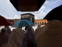 Sejumlah jamaah calon haji dan umroh mengikuti pelatihan manasik di Al Mahmudah Manasik Haji Training Centre (AMTC) Setu, Tangerang Selatan, Banten, Selasa (22/3/2022). (CNBC Indonesia/Andrean Kristianto)
